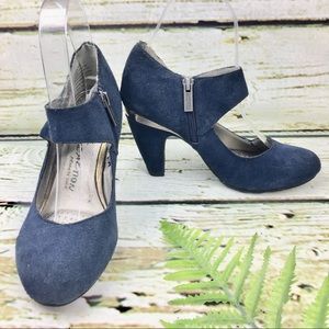 Reaction kenneth Cole   Blue suede leather size 6.
